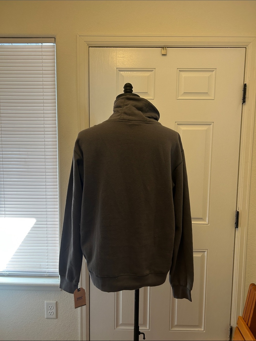 NWT Stewart’s Shops Gray Pullover Sweatshirt Size Large - Picture 4 of 7